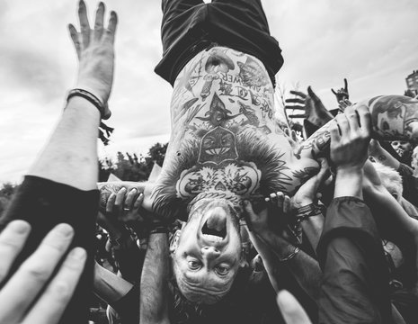 Frank Carter tire la langue et est porté par une foule